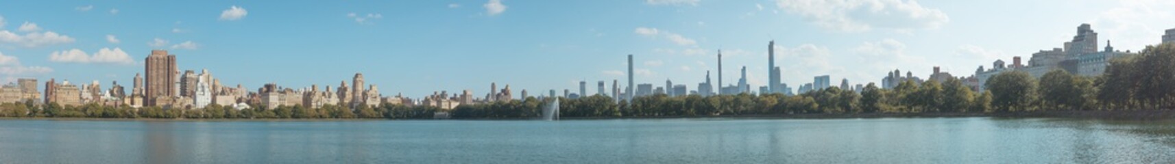 Fototapeta na wymiar Jacqueline Kennedy Onassis Reservoir in Central Park, Manhattan, New York City, USA Panorama