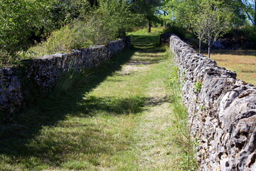 muret en pierres sèches ,séparation ,chemin dans le lot