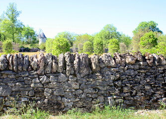 muret en pierres sèches ,séparation ,chemin dans le lot