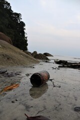 Lata oxidada en la playa.