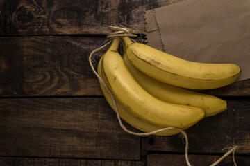 plátanos frescos sobre mesa de madera
