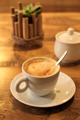 Café con leche sobre mesa de madera