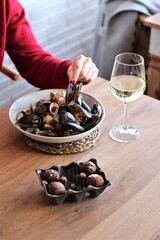 Mejillones y copa de vino blanco