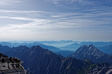 Blick vom Gipfel der Zugspitze über die Alpenlandschaft