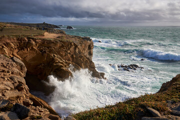 Brandung an der Wilden Fels-Küste auf Quiberon in der Bretagne in Frankreich