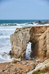 Bogen von Port Blanc, der Felsenbogen auf Quiberon in der Bretagne in Frankreich