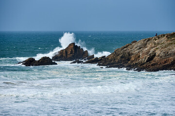 Brandung an einem Felsen mit spritzender Gicht auf Quiberon in der Bretagne in Frankreich