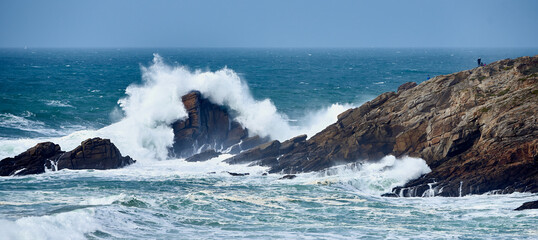 Brandung an einem Felsen mit spritzender Gicht auf Quiberon in der Bretagne in Frankreich