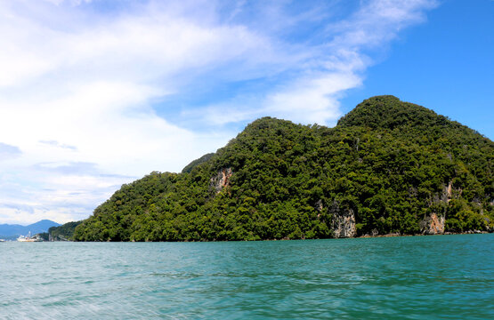 landscape view of small Island in sea of with blue sky and water at langkawi (Malaysia) © ARPIT