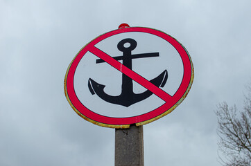 Big sign no anchor.