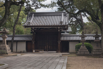 Fototapeta na wymiar Big wooden gate, city of Osaka Japan.