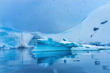 Fototapeta na wymiar Saibloat Icebergs Glacier Snow Mountains Paradise Bay Skintorp Cove Antarctica
