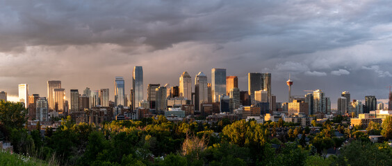 Obraz premium Panoramic view of Calgary during a spectacular sunset storm. 