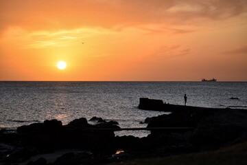 Fototapeta na wymiar sol atardecer amanecer playa uruguay barco silueta paisaje