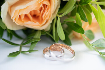 Two wedding rings in yellow and white gold, engraved with the Latin words 