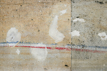 steinwand mit trikolore streifen