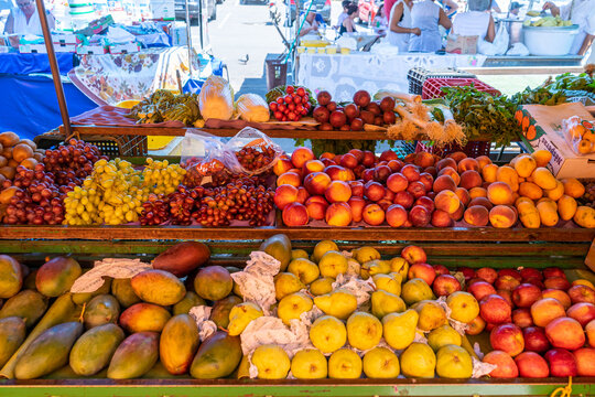 Compras de frutas e legumes frescos na Feira