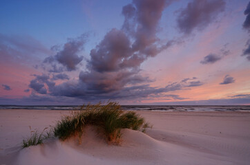 Krajobraz wybrzeża Morza Bałtyckiego,wschód słońca na plaży w Kołobrzegu,Polska.