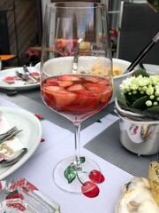 Erdbeerbowle im hohen Glas auf gedecktem Tisch beim Sommerfest