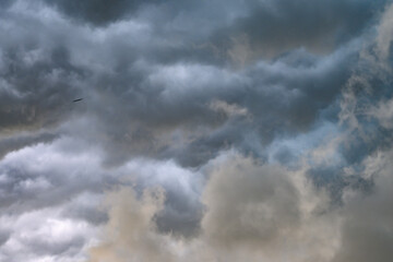 Fototapeta na wymiar Cielo grigio con nuvoloni prima del temporale