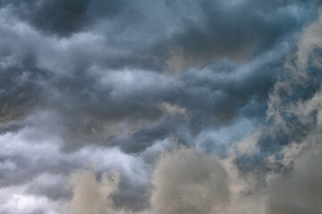 
Cielo plumbeo con nuvoloni prima del temporale
