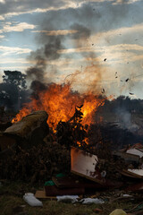 Fogo alto em terreno, queimada devastação