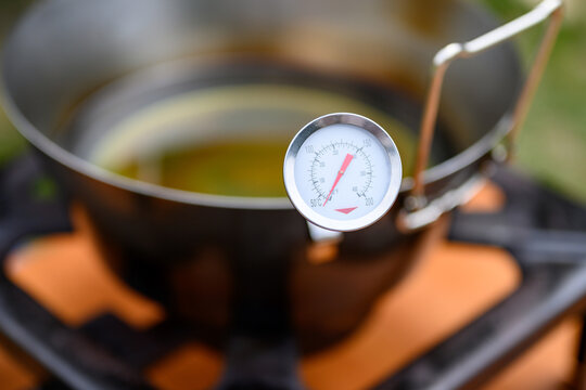 Pentola con olio per frittura e termometro per misurare la giusta temperatura dell&rsquo;olio messa sul fornello