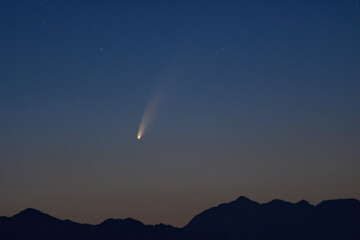 Cometa C2020 F3 NEOWISE nel cielo prima dell’alba in montagna