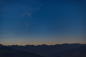 Paesaggio montano alle prime luci dell’alba con nel cielo la cometa C2020 F3 NEOWISE