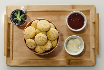 mesa de madeira no caf&eacute; da manh&atilde; com biscoitos de chocolate com geleia de goiaba 