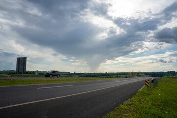 Estrada rodovia Brasil a céu aberto.