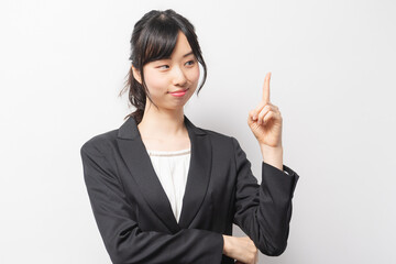 人差し指でポイントを指し示す若い女性