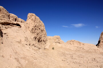Fototapeta na wymiar ウズベキスタンのアヤズ・カラ遺跡