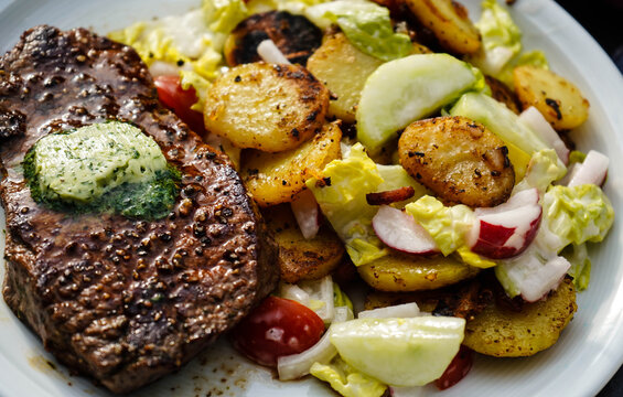 Steak mit Bratkartoffelsalat