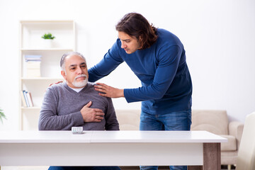 Obraz premium Grandfather and grandson in first aid concept