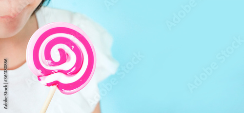 Girl Eating Lollipop Candy 渦巻状のペロペロキャンディーを食べる女の子 Wall Mural Kana Design Image Girl Eating Lollipop Candy 渦巻状のペロペロキャンディーを食べる女の子 Wall Mural Kana Design Image