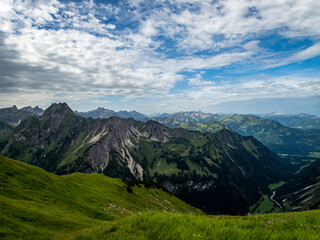 Obraz premium Panoramic hike at the Nebelhorn in Allgau