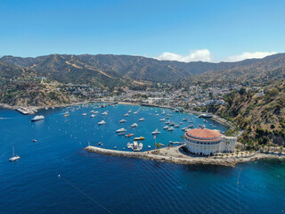 Aerial view of Avalon Bay in Santa Catalina Island, tourist attraction in Southern California, USA - obrazy, fototapety, plakaty