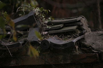 壊れかけた瓦屋根　日本