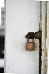 ロックされた南京錠　扉
