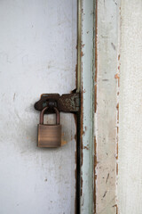 ロックされた南京錠　扉