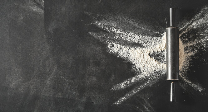 Explosion of flour under a metal rolling pin