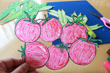 カッターで絵を切り抜く手