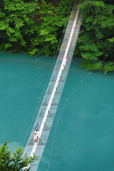エメラルドグリーンの川と吊り橋