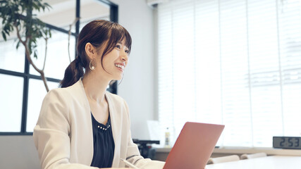 会話するビジネスウーマン 