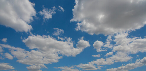 Blauer Himmel und Wolken