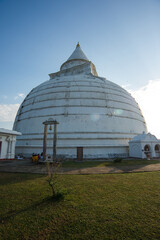 Fototapeta premium ancien temple blanc bouddhiste Stupa dagoba au lever du soleil au Sri Lanka