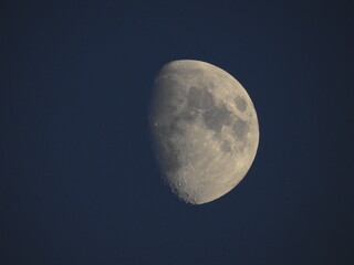 lune en plein jour