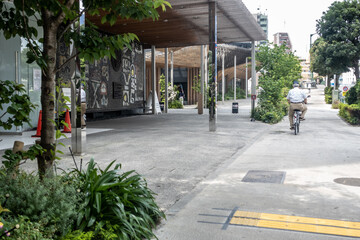 日本の通りを自転車で走るおじさん