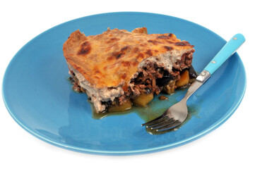 Assiette de moussaka maison en gros plan sur fond blanc